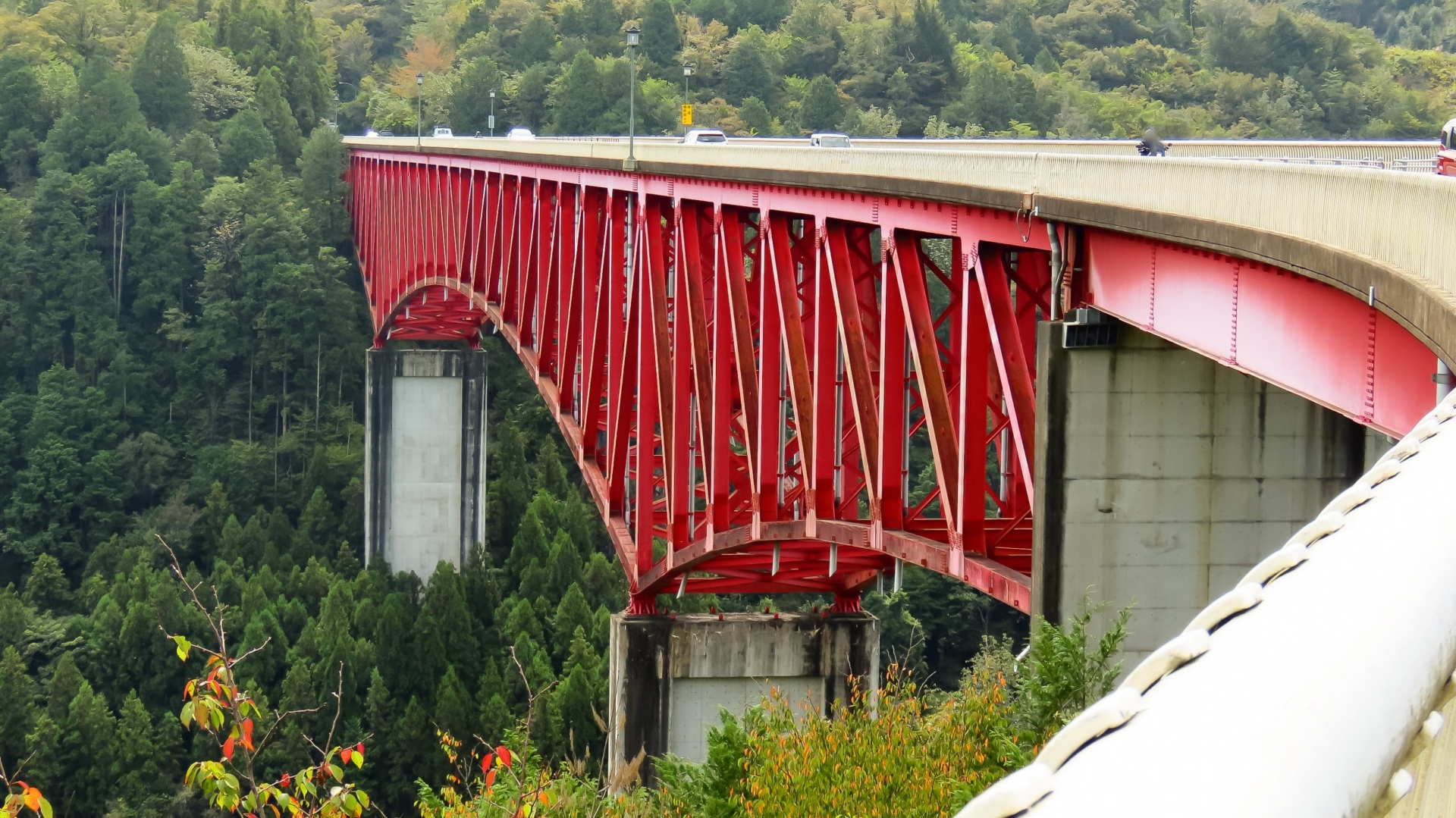 高品質とエコを両立する<br>マルチメディア・ブラスト工法